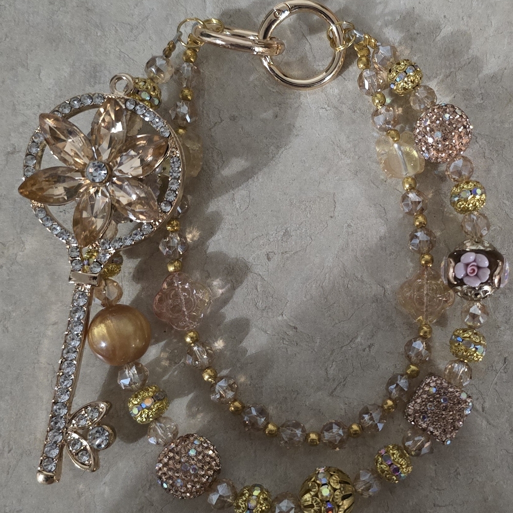 Elegant Gold and Crystal Women's Bracelet